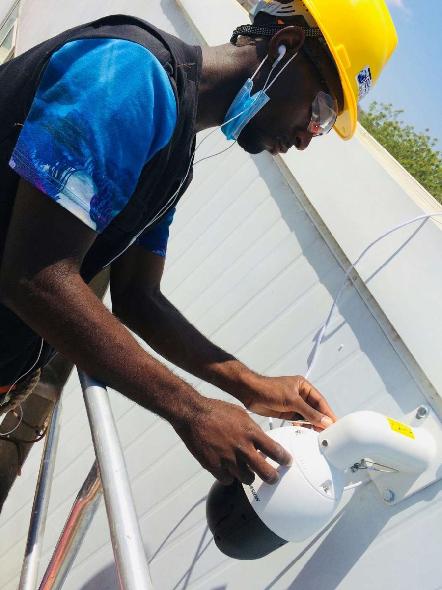 Técnico da Tecloure a instalar uma câmara numa cobertura