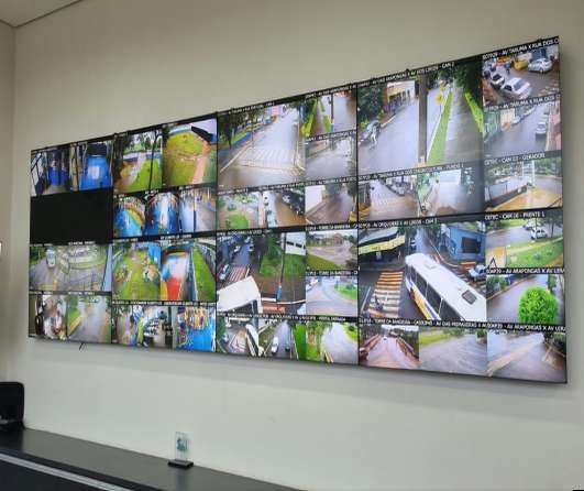 Central de monitorização CCTV com vários ecrãs